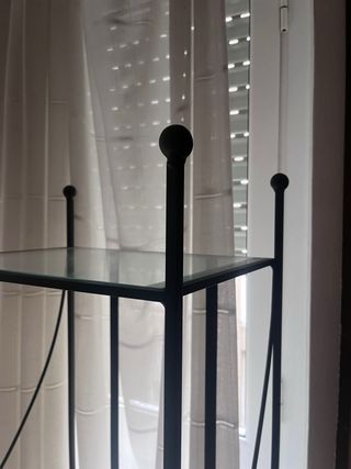 Estantería de hierro y cristal