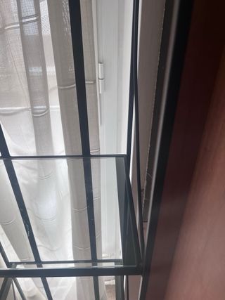 Estantería de hierro y cristal