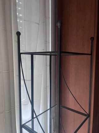 Estantería de hierro y cristal