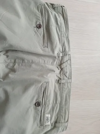 Pantalón chino hombre caqui verde militar