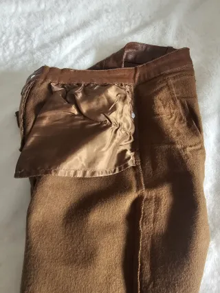 Pantalones marrones brillantes