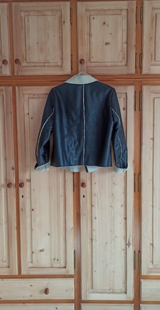 Chaqueta efecto piel negra y beige