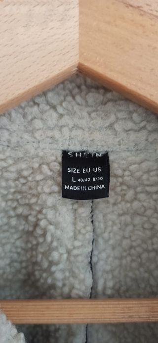 Chaqueta efecto piel negra y beige