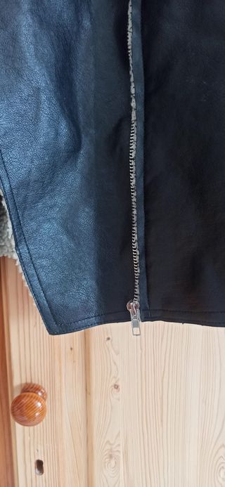 Chaqueta efecto piel negra y beige