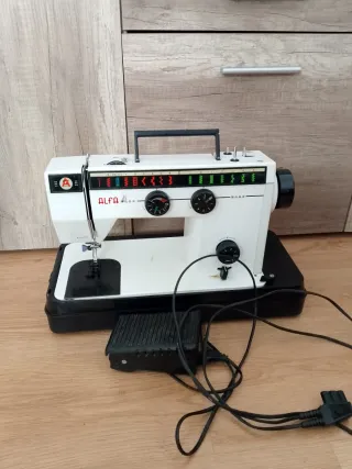 Máquina de coser Alfa blanca