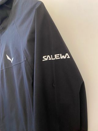 Giacca a vento Salewa nera con zip arancione