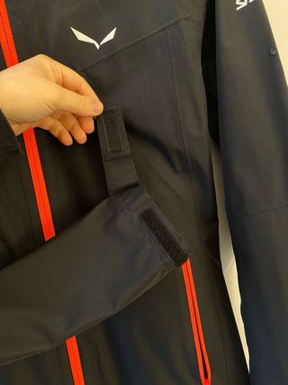 Giacca a vento Salewa nera con zip arancione