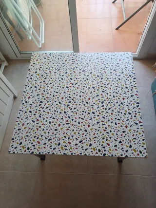 Mesa de centro de hierro con tablero mosaico