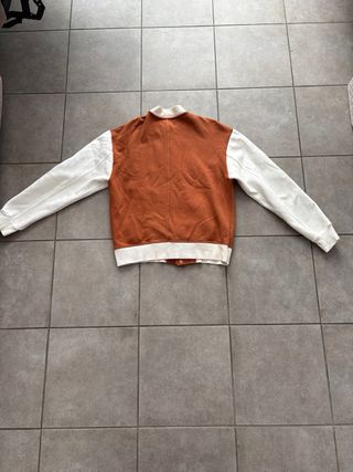 Chaqueta universitaria Pull&Bear marrón y blanca