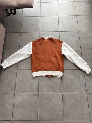 Chaqueta universitaria Pull&Bear marrón y blanca