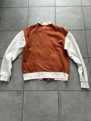 Chaqueta universitaria Pull&Bear marrón y blanca