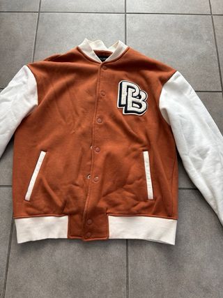 Chaqueta universitaria Pull&Bear marrón y blanca