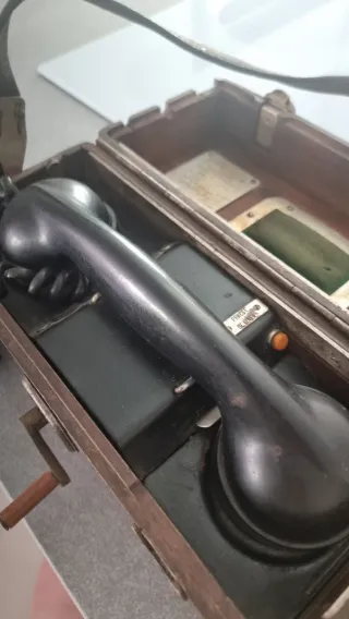 Teléfono antiguo de madera