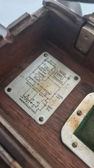 Teléfono antiguo de madera