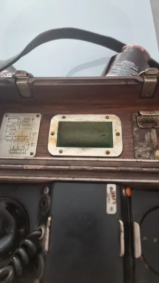 Teléfono antiguo de madera