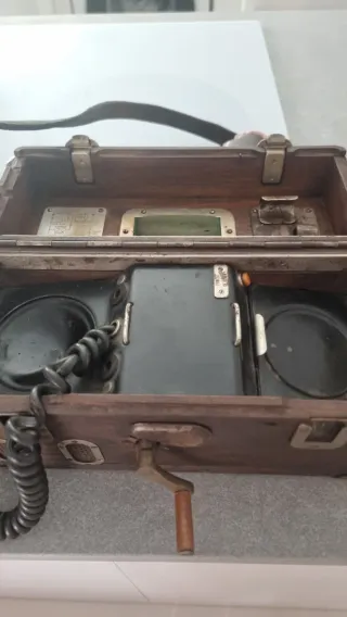 Teléfono antiguo de madera