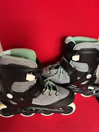 Par de patines negro-rosa y turquesa-gris