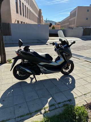 Maxi Scooter Negra y Plata Automática, honda forza