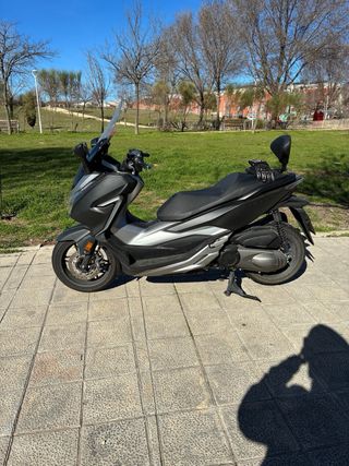 Maxi Scooter Negra y Plata Automática, honda forza