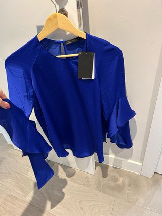Blusa Zara satinada manga acampanada con volantes