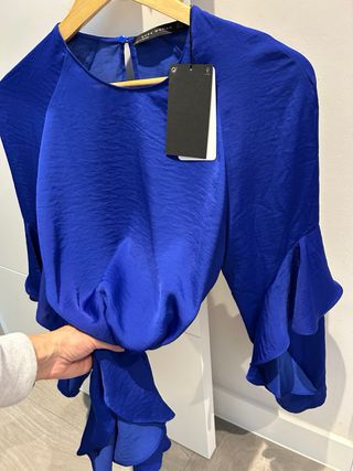 Blusa Zara satinada manga acampanada con volantes