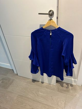 Blusa Zara satinada manga acampanada con volantes