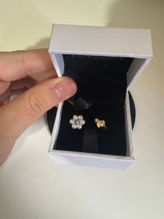 Anillo plateado abeja y flor de los bridgerton