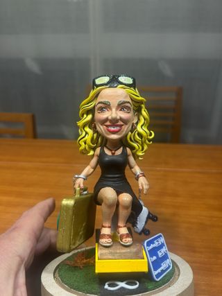 Figura personalizada mujer rubia maleta