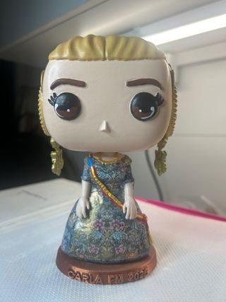 Figura personalizada mujer rubia maleta