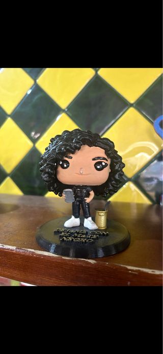 Figura personalizada mujer rubia maleta