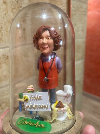 Figura personalizada mujer rubia maleta