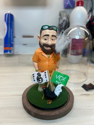 Figura personalizada mujer rubia maleta