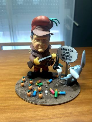 Figura personalizada mujer rubia maleta