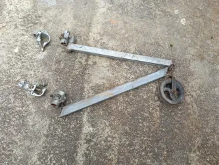 Roldana con brazo metálico