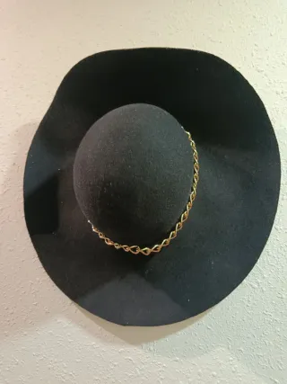 Sombrero negro con cadena dorada