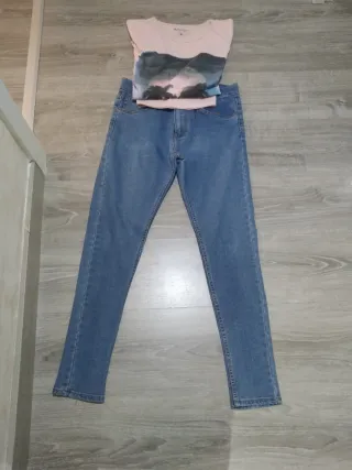 Pantalón vaquero y camiseta estampada de chico