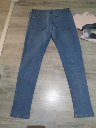 Pantalón vaquero y camiseta estampada de chico