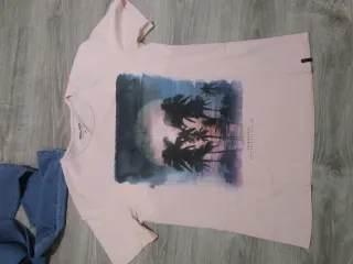 Pantalón vaquero y camiseta estampada de chico