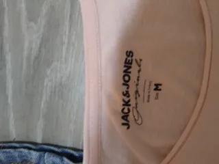 Pantalón vaquero y camiseta estampada de chico