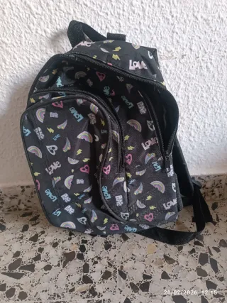 Mochila infantil negra con estampado