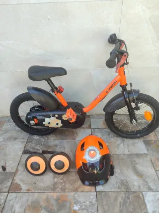 Bicicleta infantil con casco como nuevo y ruedines