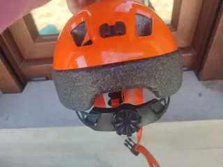 Bicicleta infantil con casco como nuevo y ruedines