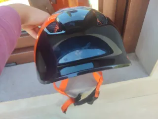 Bicicleta infantil con casco como nuevo y ruedines