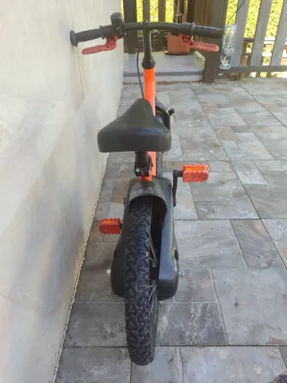 Bicicleta infantil con casco como nuevo y ruedines