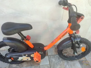 Bicicleta infantil con casco como nuevo y ruedines