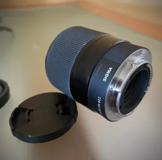 Cámara Sony ZV-E10 + Objetivo Sigma 30mm + Trípod