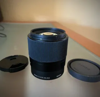 Cámara Sony ZV-E10 + Objetivo Sigma 30mm + Trípod