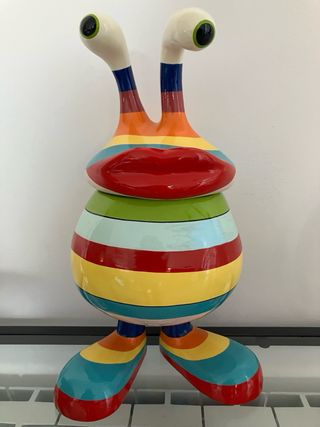 Figura decorativa multicolore in pietra di cartone