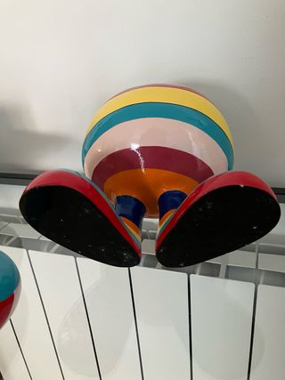 Figura decorativa multicolore in pietra di cartone