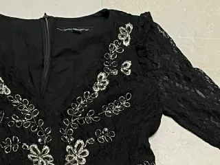 Vestido negro encaje con pedrería